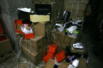 Κινέζοι έκρυβαν σε κοντέινερ δύο εκατ. μαϊμού προϊόντα