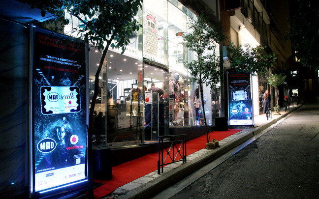 Παρέλαση διασήμων σε fashion street party