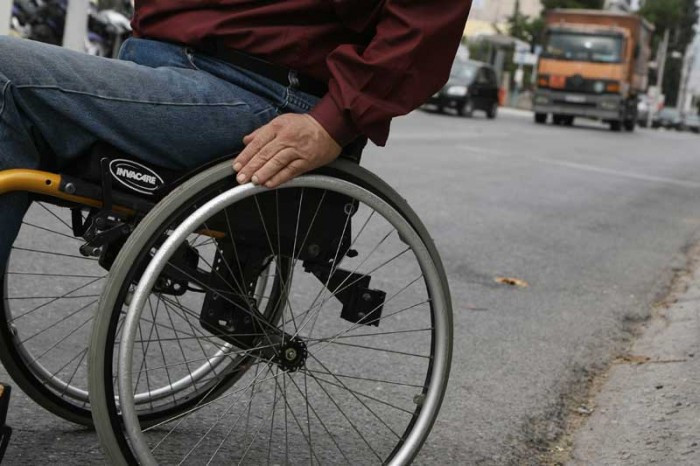 «Ο υπουργός ξέρει τι σημαίνει ένας ανάπηρος να ζει με 313 ευρώ το μήνα;»