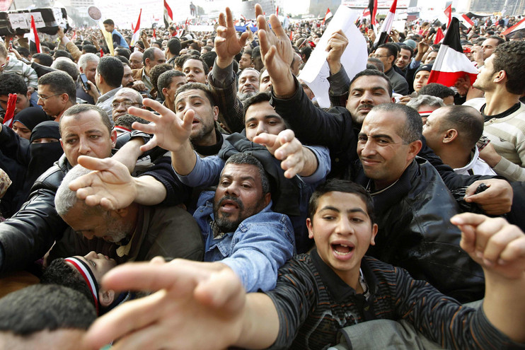 Πλήθος διαδηλωτών στην πλατεία Ταχρίρ
