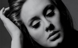 Έκλαψε για την αγάπη της στο Παρίσι η Adele