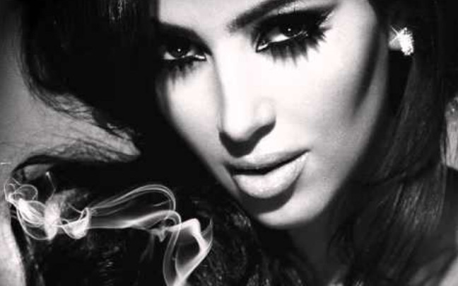 Η Kim Kardashian έμεινε με τα… άκρως απαραίτητα