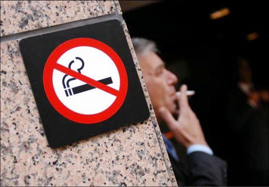 Συνταγματικά θεμιτή η απαγόρευση του καπνίσματος