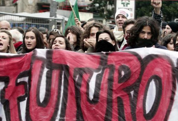 Ιταλία: Kινητοποιήσεις μαθητών έξω από σχολεία για να επιστρέψουν στις τάξεις τους