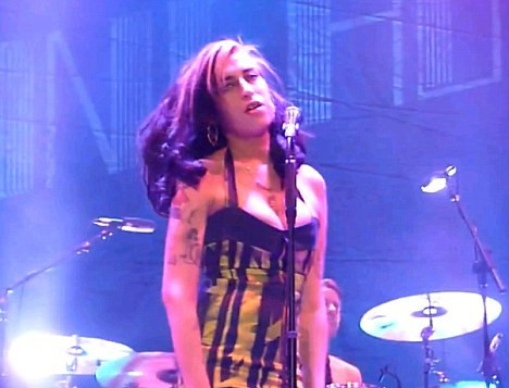 «Λιώμα» στη σκηνή η Amy Winehouse