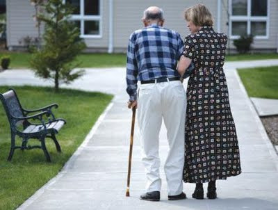 Δεκάδες ηλικιωμένοι περιμένουν για μια θέση στο γηροκομείο