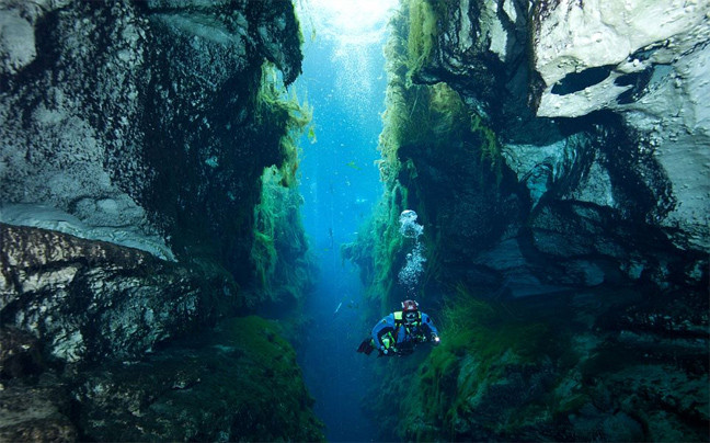 Επιβλητικό υποβρύχιο σπήλαιο