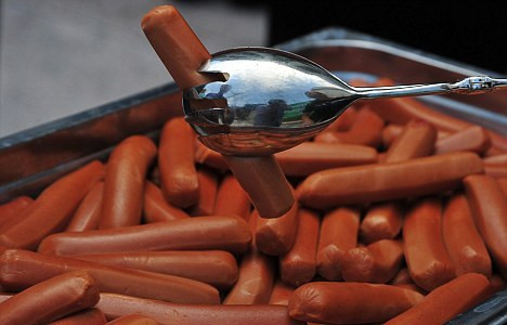 Τα hot dog συνδέονται με καρκίνο του παχέος εντέρου