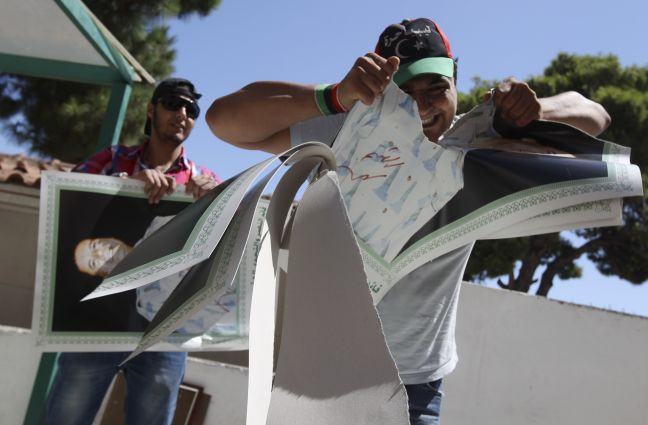 Διαδηλωτές εισέβαλαν στην πρεσβεία της Λιβύης
