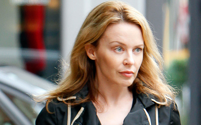 Η Kylie Minogue μοιάζει με πορσελάνινη κούκλα