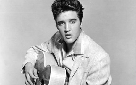 Στο σφυρί Βίβλος που ανήκε στον Elvis Presley
