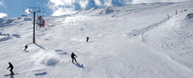 Πλημμύρισε με λάτρεις του σκι το χιονοδρομικό στο Φαλακρό