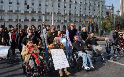 Πορεία αγανάκτησης από άτομα με αναπηρία