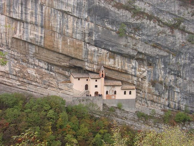 Ένα μοναστήρι «σφηνωμένο» στο βράχο