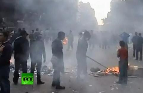 Οδομαχίες διαδηλωτών και στρατιωτών στο Κάιρο