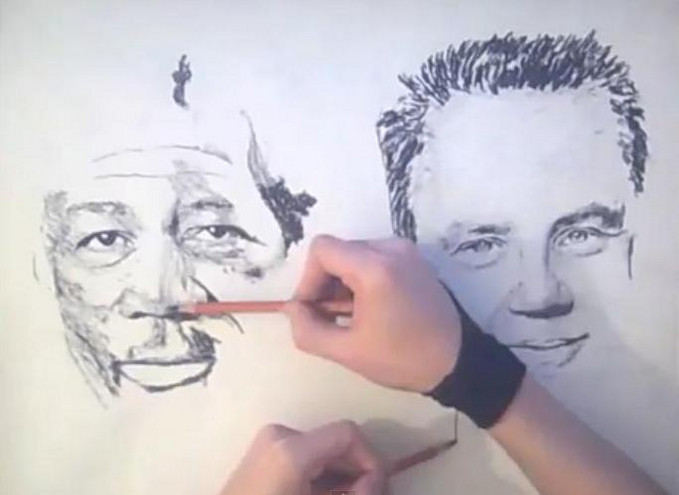 Ζωγραφίζει δύο διαφορετικά πορτρέτα ταυτόχρονα