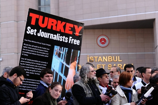 Αυξήθηκε ο αριθμός των φυλακισμένων δημοσιογράφων