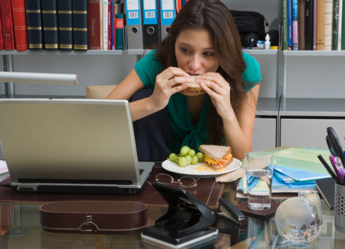 Τα πιο συχνά λάθη στο φαγητό εν ώρα εργασίας