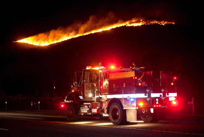 Μάχη με τις φλόγες δίνουν οι πυροσβέστες στην Παλαιά Φώκαια