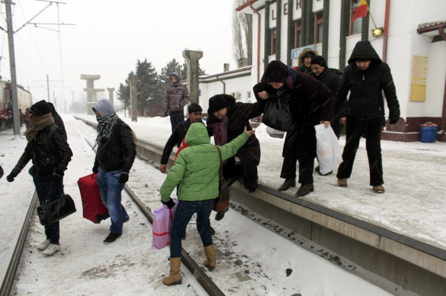 «Κολλημένα» στα χιόνια τα τρένα στη Ρουμανία