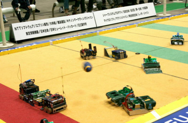 Αυτοσχέδια ρομπότ παίζουν αμερικανικό ποδόσφαιρο
