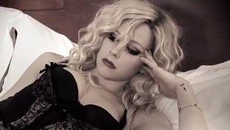 Αισθησιακή η Avril Lavigne στο καινούριο της βίντεο κλιπ