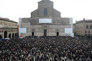 Περισσότεροι από 50.000 άνθρωποι στην κηδεία του Lucio Dalla