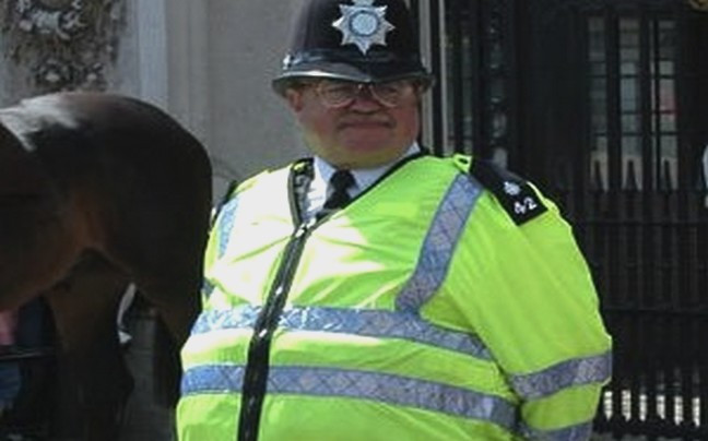 Μειώσεις μισθών σε αστυνομικούς που είναι&#8230; υπέρβαροι!