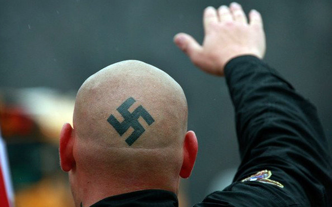 Γερμανοί αστυνομικοί χαιρετούσαν ναζιστικά μέσα σε μπιραρία
