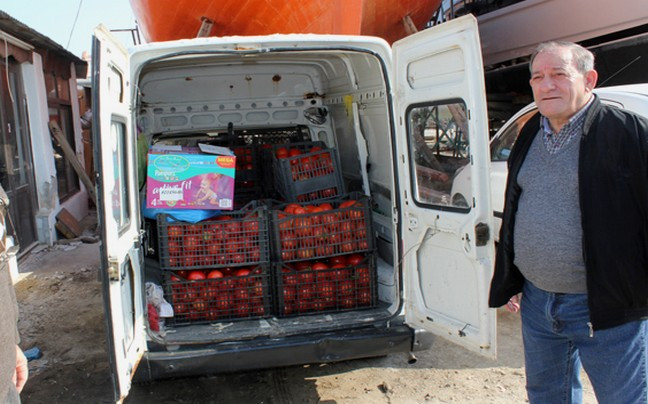 Μοίρασαν δύο τόνους δωρεάν ντομάτες στη Σύρο