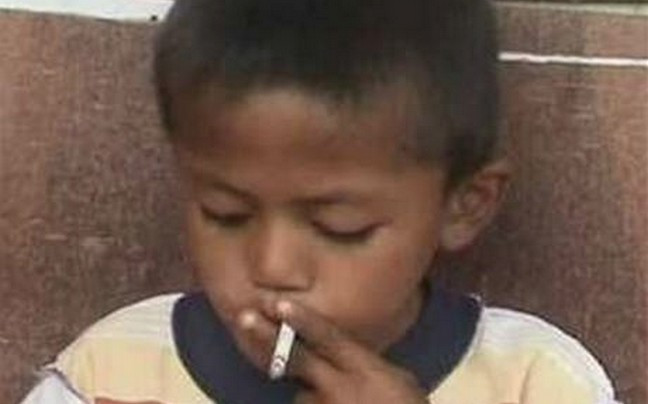 Οκτώ χρονών εθισμένος στο κάπνισμα!