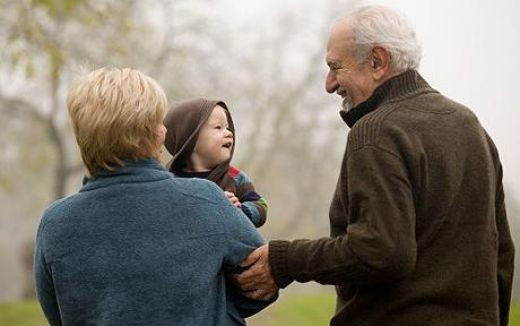 Οι παππούδες μαθαίνουν στα εγγόνια να μιλάνε σωστά