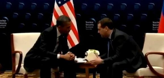 Ανοιχτά μικρόφωνα κατέγραψαν μυστική συνομιλία Ομπάμα-Μεντβέντεφ