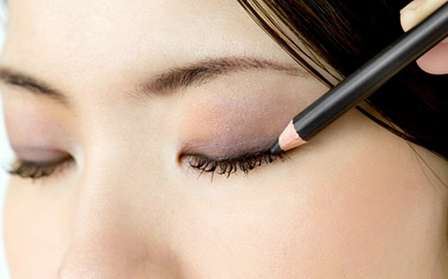 Πώς βάζουμε σωστά το eyeliner