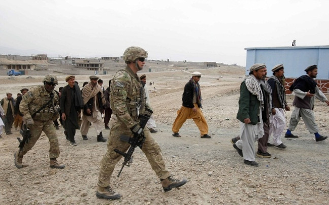 Αμερικανοί στρατιώτες πόζαραν με λείψανα Αφγανών!