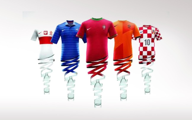 Φανέλες από ανακυκλωμένα μπουκάλια στο Euro 2012