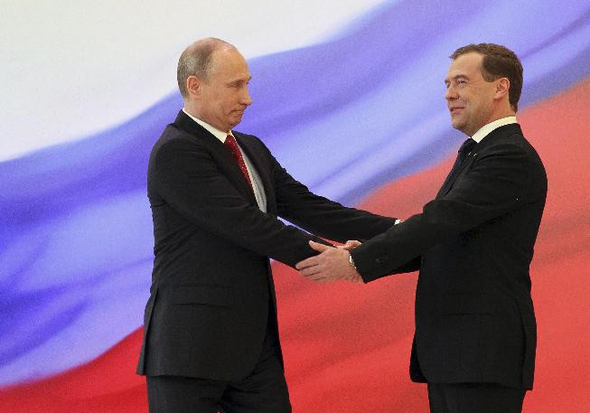 Ο Πούτιν πρότεινε για την θέση του πρωθυπουργού τον Μεντβέντεφ