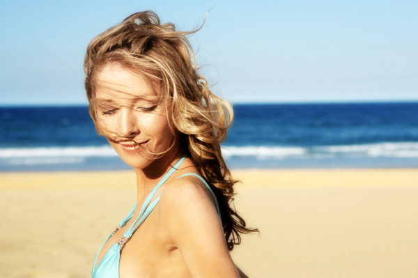 Προστατέψτε τα μαλλιά σας από τον ήλιο και τη θάλασσα
