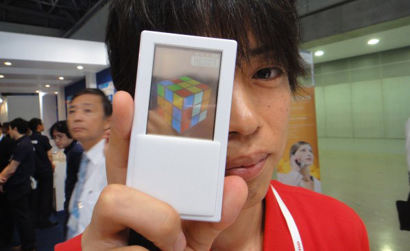 Η NTT Docomo και η Fujitsu παρουσίασαν διάφανη touch οθόνη δυο όψεων