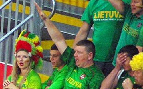 Ναζιστικός χαιρετισμός από Λιθουανό θεατή των Ολυμπιακών Αγώνων!