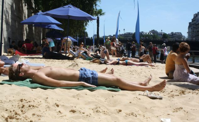 Απαγορεύεται το topless στις ακτές του Σηκουάνα