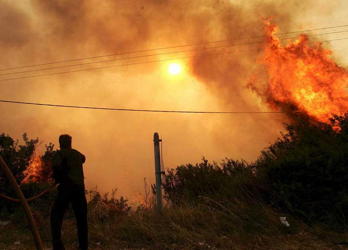Μεγάλη φωτιά απειλεί σπίτια στον Αποκόρωνα Χανίων