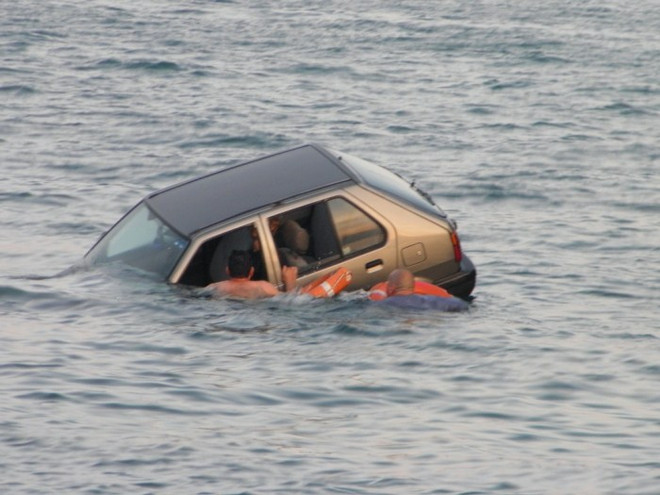 Ένας νεκρός από πτώση αυτοκινήτου στη θάλασσα
