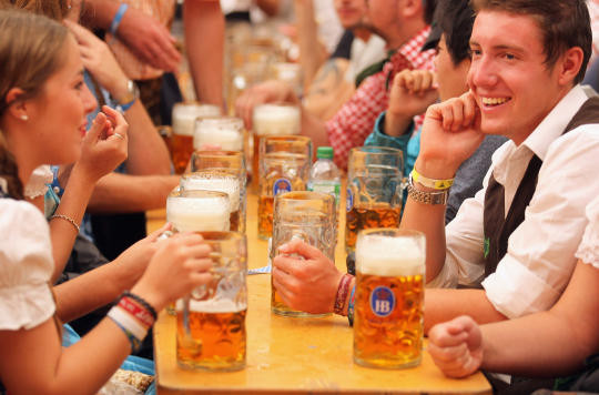 Γερμανικές λιχουδιές και μπίρα στη γιορτή Oktoberfest