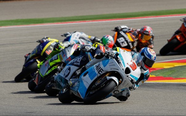 O Espargaró κερδίζει έναν αγώνα γεμάτο δράση στην Moto2