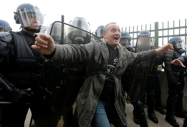 Με δακρυγόνα απωθήθηκαν διαδηλωτές στο Παρίσι