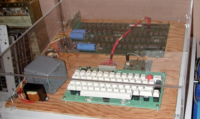 Στο «σφυρί» βγαίνει υπολογιστής Apple 1