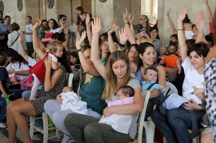 Δεκάδες Κρητικές πήραν μέρος στη γιορτή για το θηλασμό