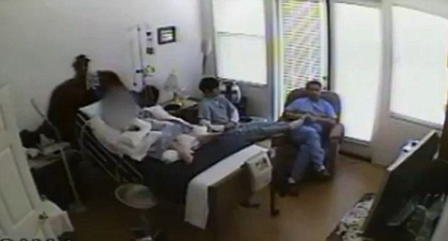 Νοσοκόμοι ερωτοτροπούσαν δίπλα σε ασθενή με εγκεφαλικό