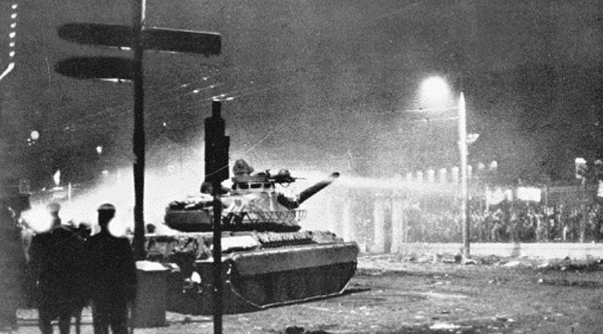 Τα πρωτοσέλιδα των εφημερίδων της 18ης Νοεμβρίου του 1973